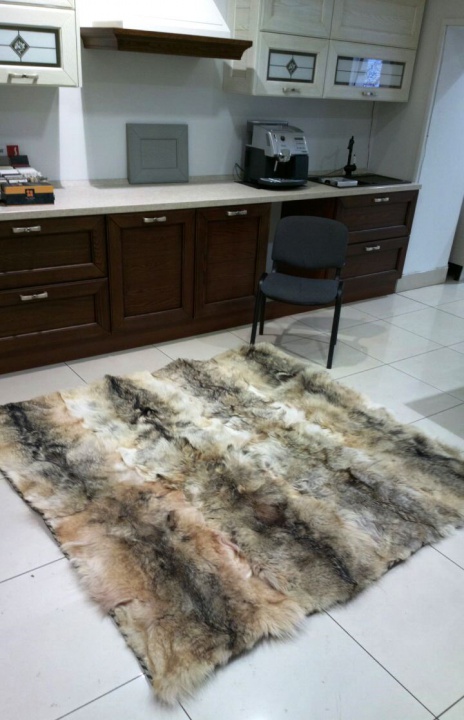 Ручная работа - ковер из шкуры волка