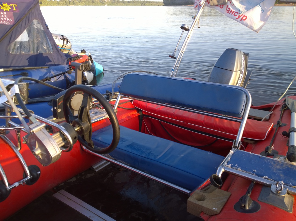 Больная лодка с рулем